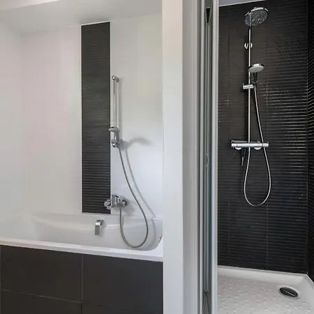 15 Pers Avec Jacuzzi, A Pied *